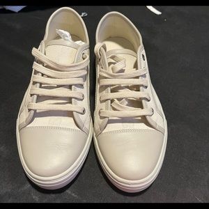 Gucci sneakers cream size 10.
